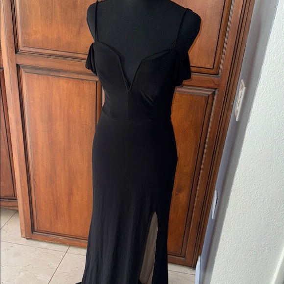 Elegant Black Evening Gown - Picture 2 of 7